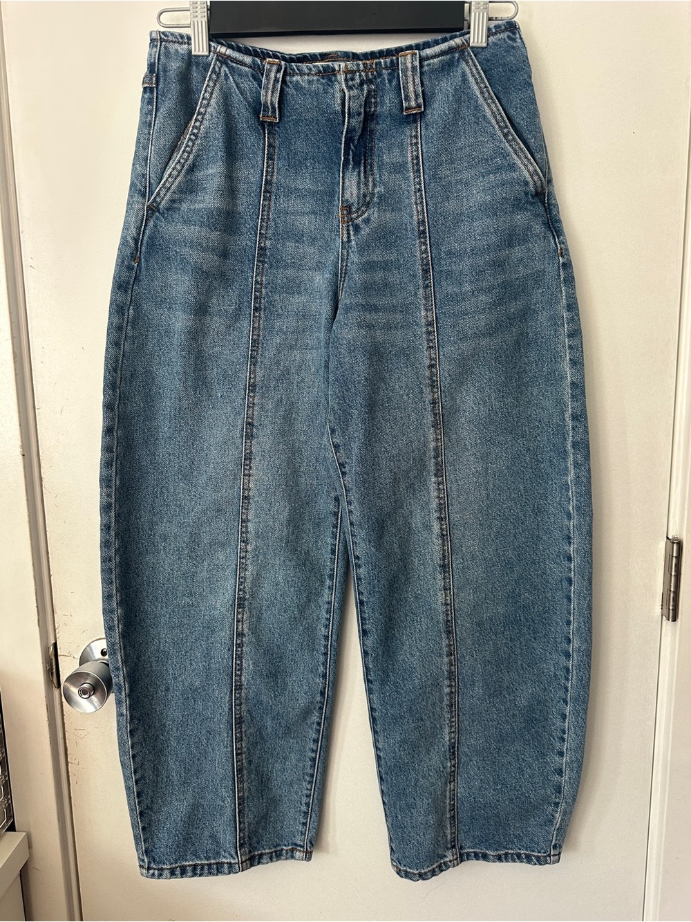 Future Collective Light Wash Barrel Leg Jeans – Women’s Size 4 - Picture 2 of 8